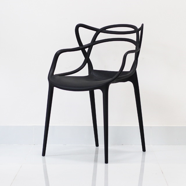 Ghe-nhua-cafe-ngoai-troi-Master-chair-mau-den