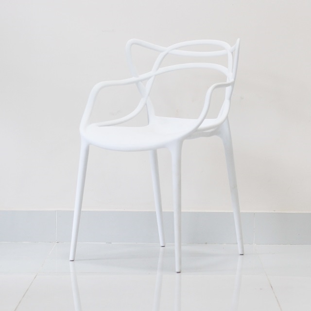 Ghe-nhua-cafe-ngoai-troi-Master-chair-mau-trang