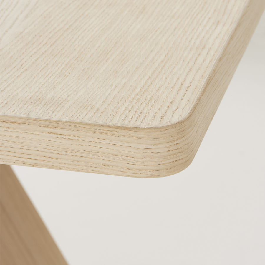 Chi tiết bề mặt hoàn thiện tinh tế của bàn Artful Table WT095