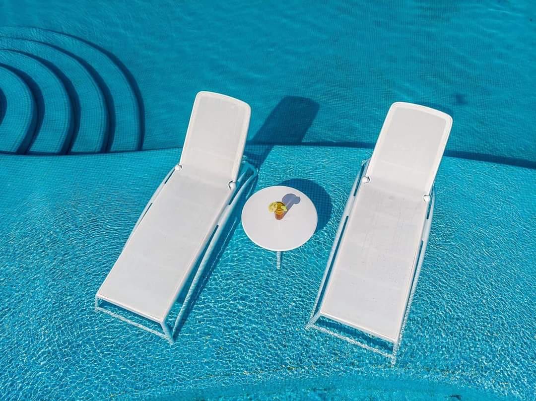 Nhu cầu sử dụng ghế nhựa cho khu vực bãi biển, hồ bơi